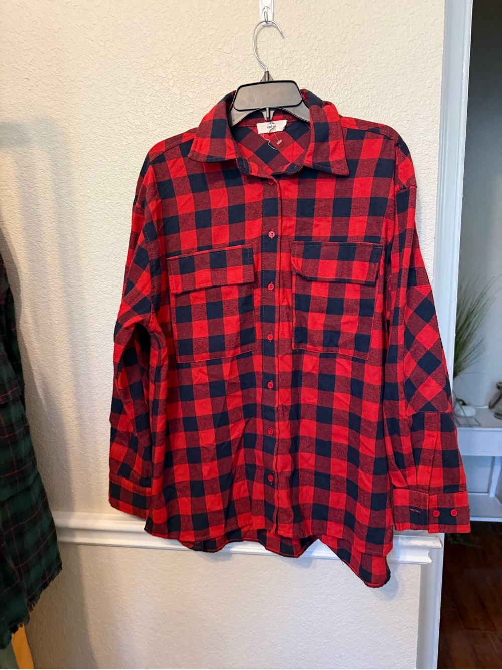 Red and Black Buffalo Plaid Button-Up Shirt entro Large